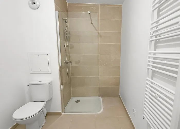 Moderne Avec Terrasse Privee Et Parking 아파트 프와시
